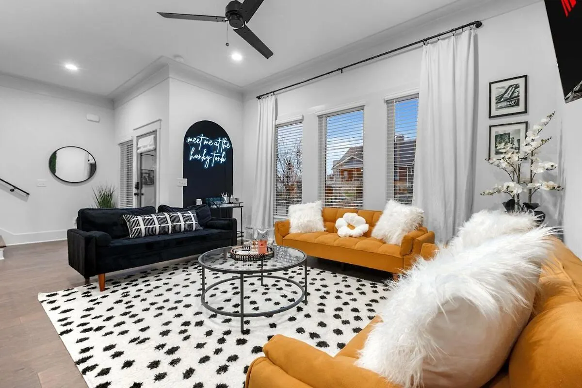 Holiday home 14 Bed Luxe Nashville Retreat With Game Room & Perfect For Large Groups!