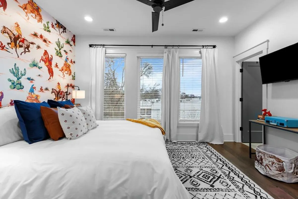 14 Bed Luxe Nashville Retreat With Game Room & Perfect For Large Groups! Holiday home